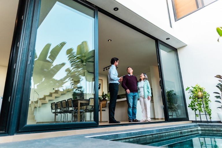 couple with realtor